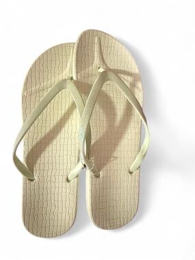 Sun & Sky greenish yellow glitter flip flops w/ crocodile texture soles
